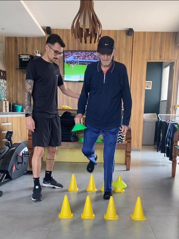 Pedro Tófani em treino de equilíbrio e marcha com cones, atendimento domiciliar