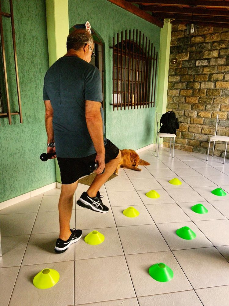 Treino de força com halteres e coordenação com cones