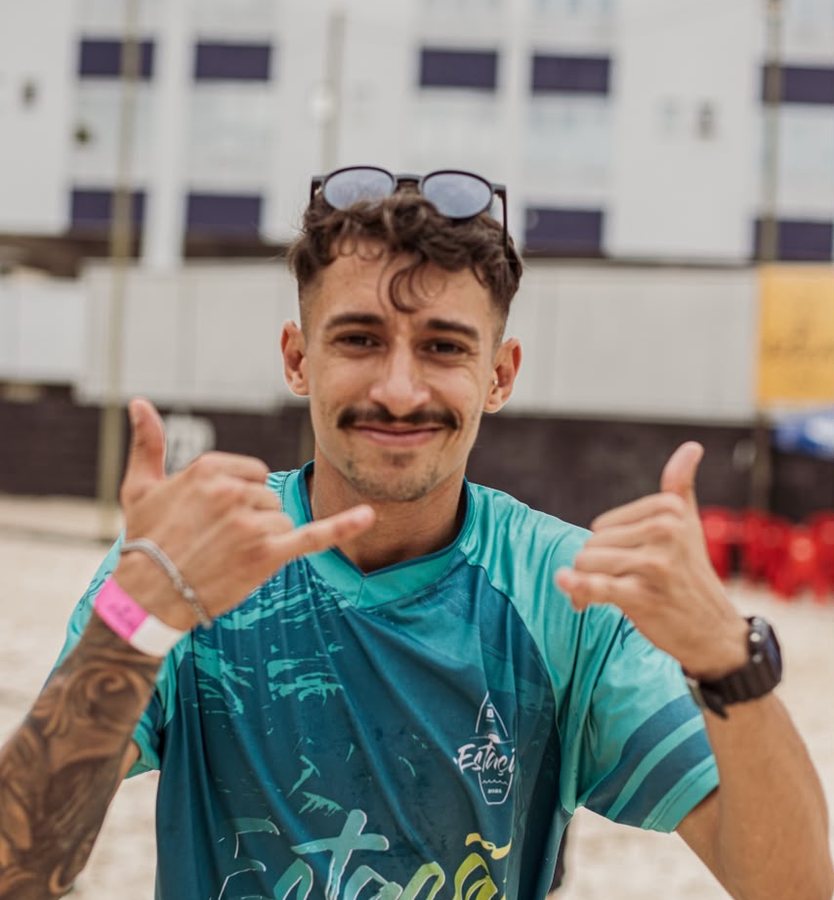 Pedro Tófani sorrindo, em momento descontraído fora do atendimento