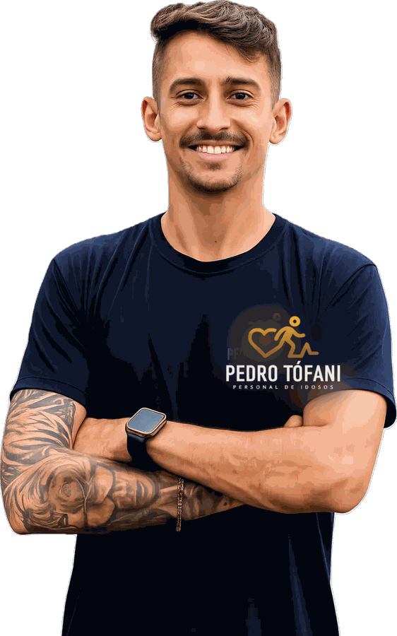 Pedro Tófani, personal trainer especializado no treinamento de idosos, sorrindo com a camisa da marca